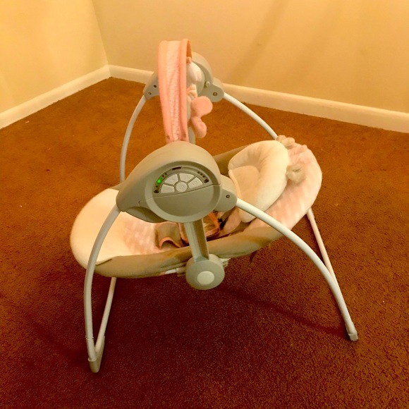 Baby swing like new asking $30 and $30 car seat - Picture 1 of 3